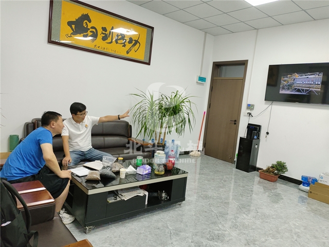 陜西客戶(hù)來(lái)北斗機(jī)械考察煤泥烘干機(jī)