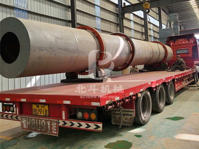 高效節(jié)能的糧食烘干機(jī)裝車發(fā)往黑龍江